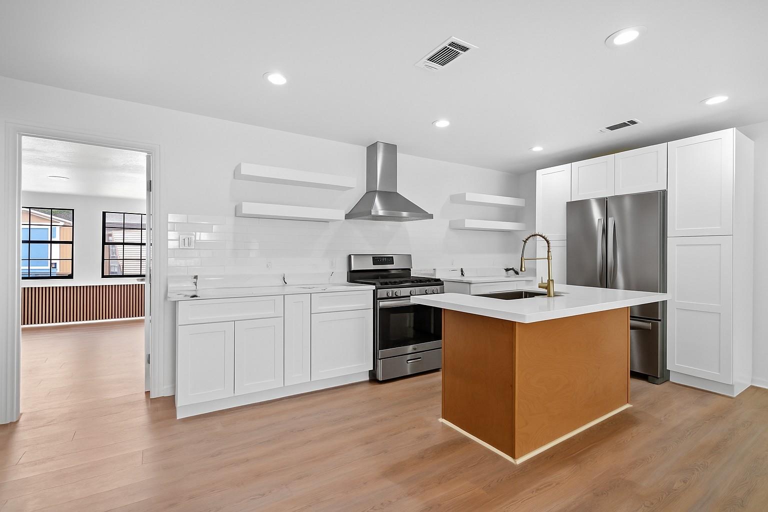 719 E 40th 1/2 Street