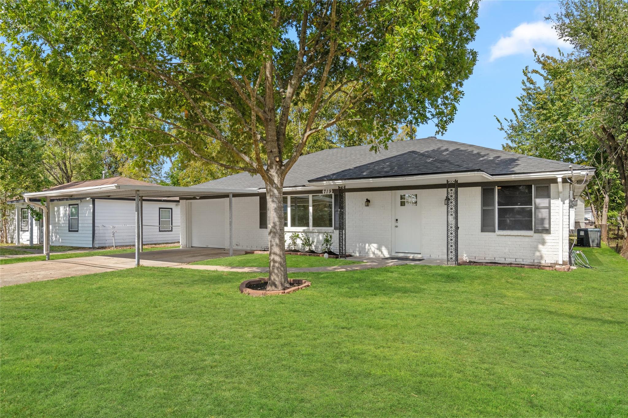 719 E 40th 1/2 Street