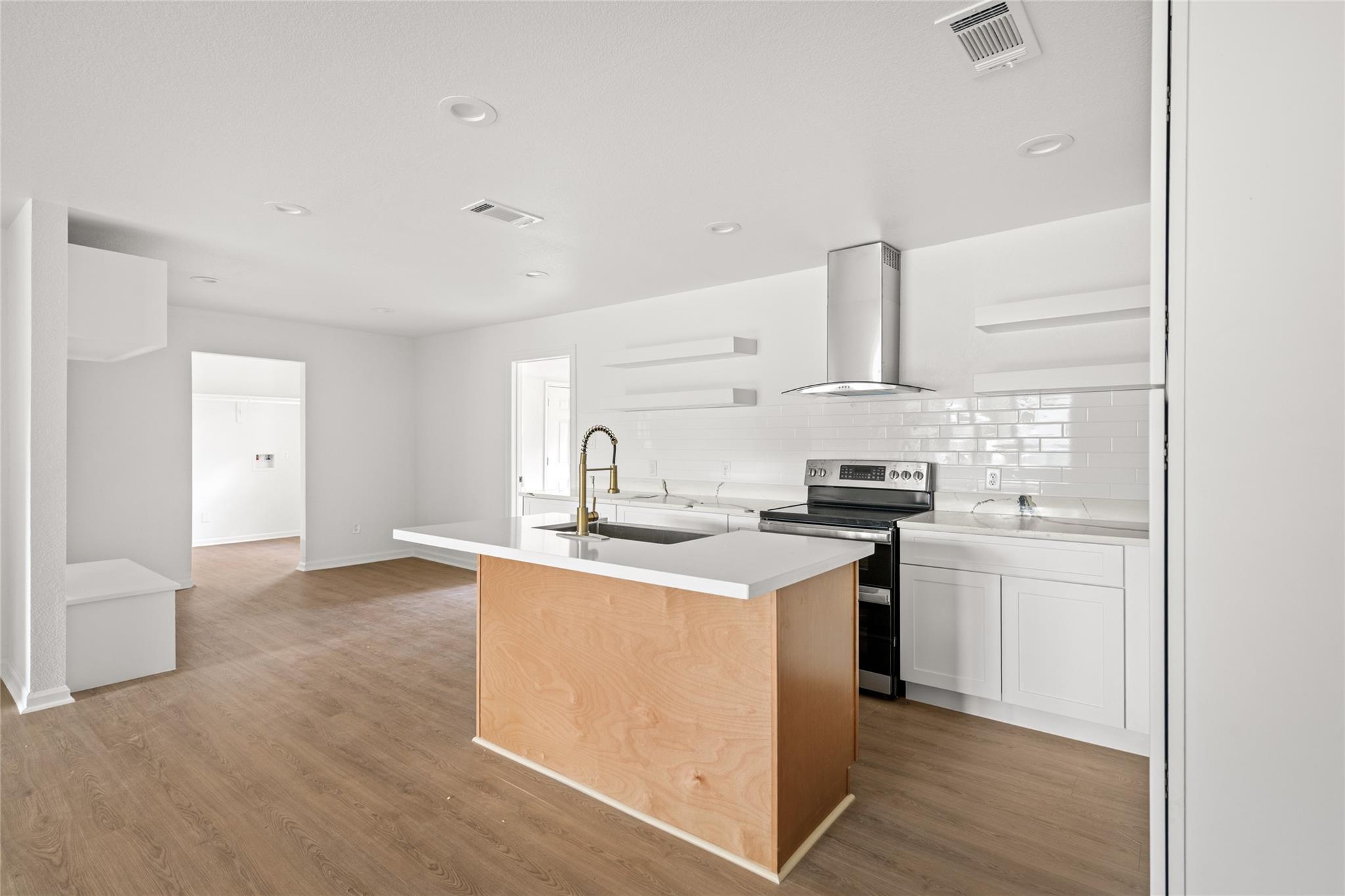 719 E 40th 1/2 Street