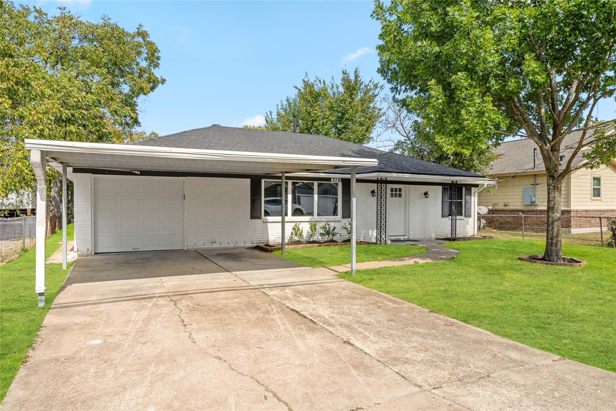 719 E 40th 1/2 Street