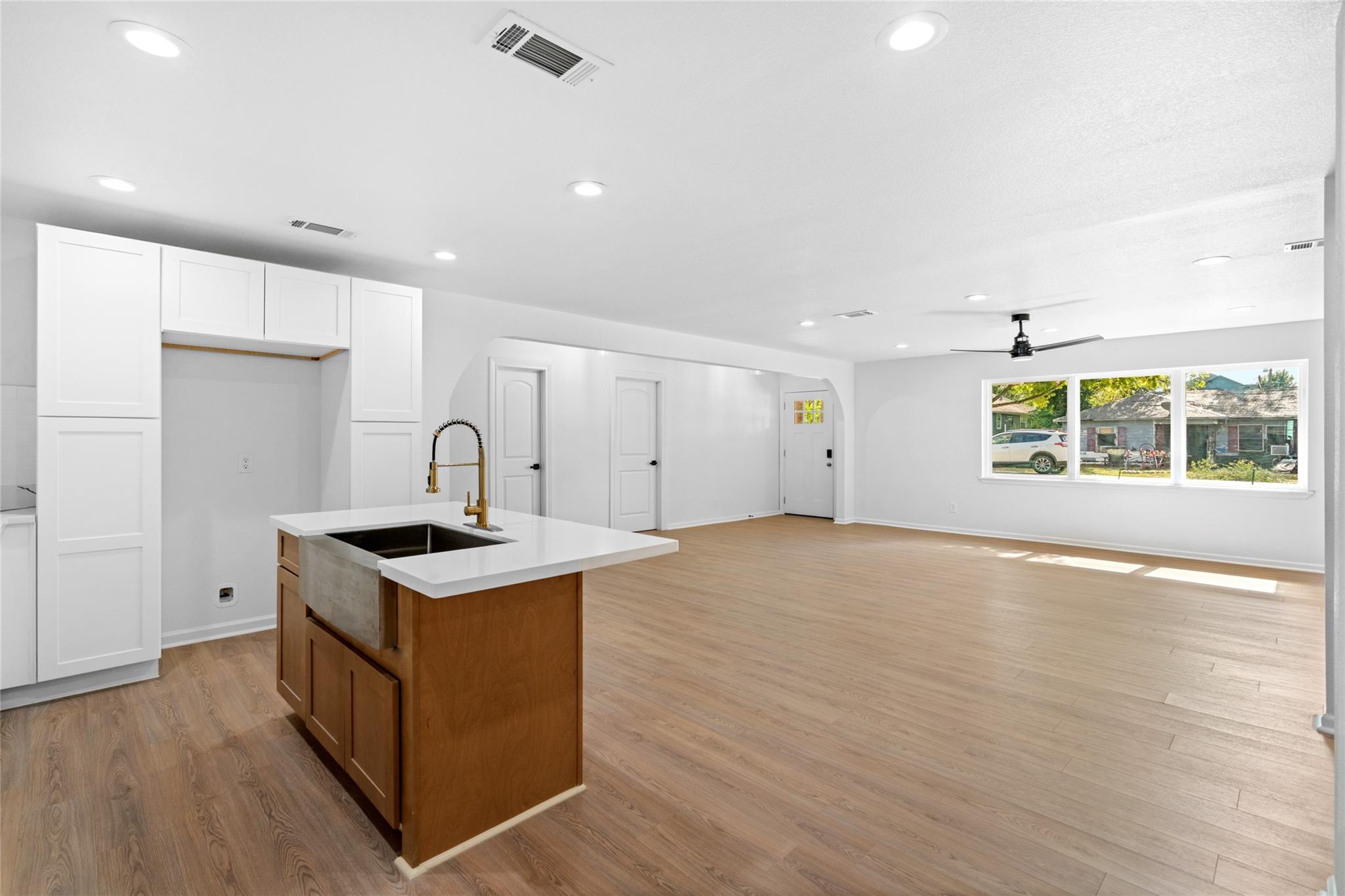 719 E 40th 1/2 Street