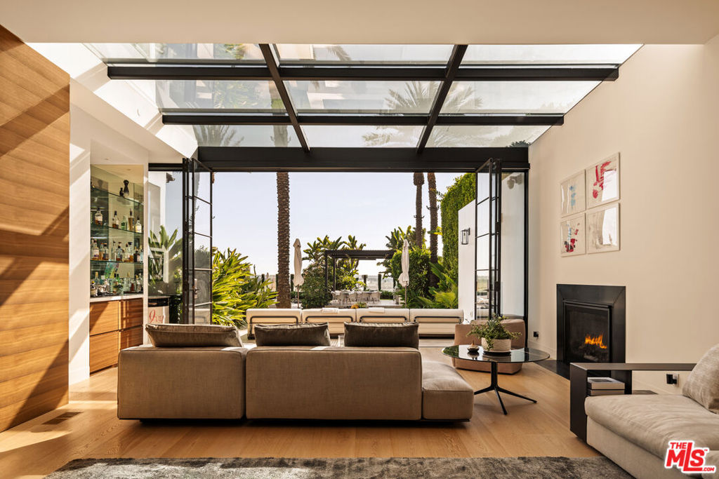 972 Palisades Beach Road