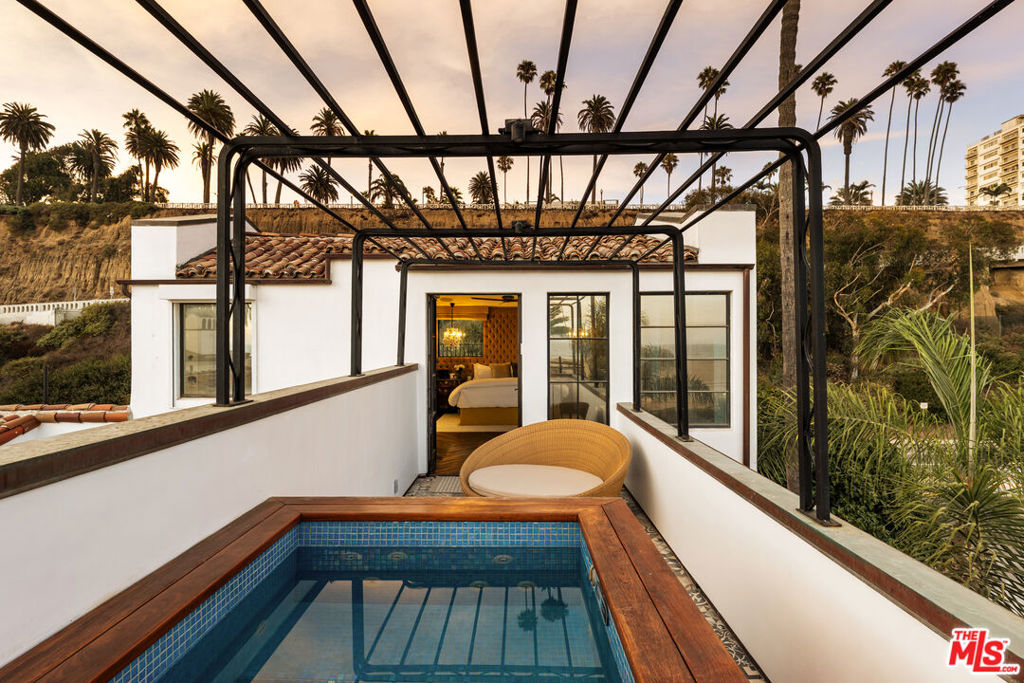 972 Palisades Beach Road