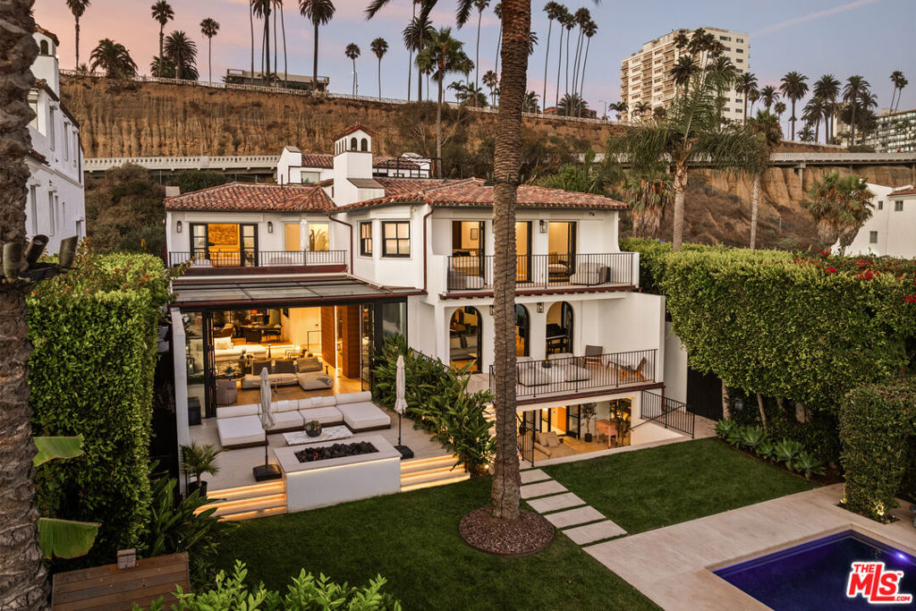 972 Palisades Beach Road