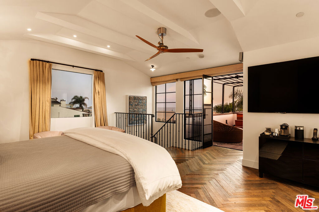 972 Palisades Beach Road