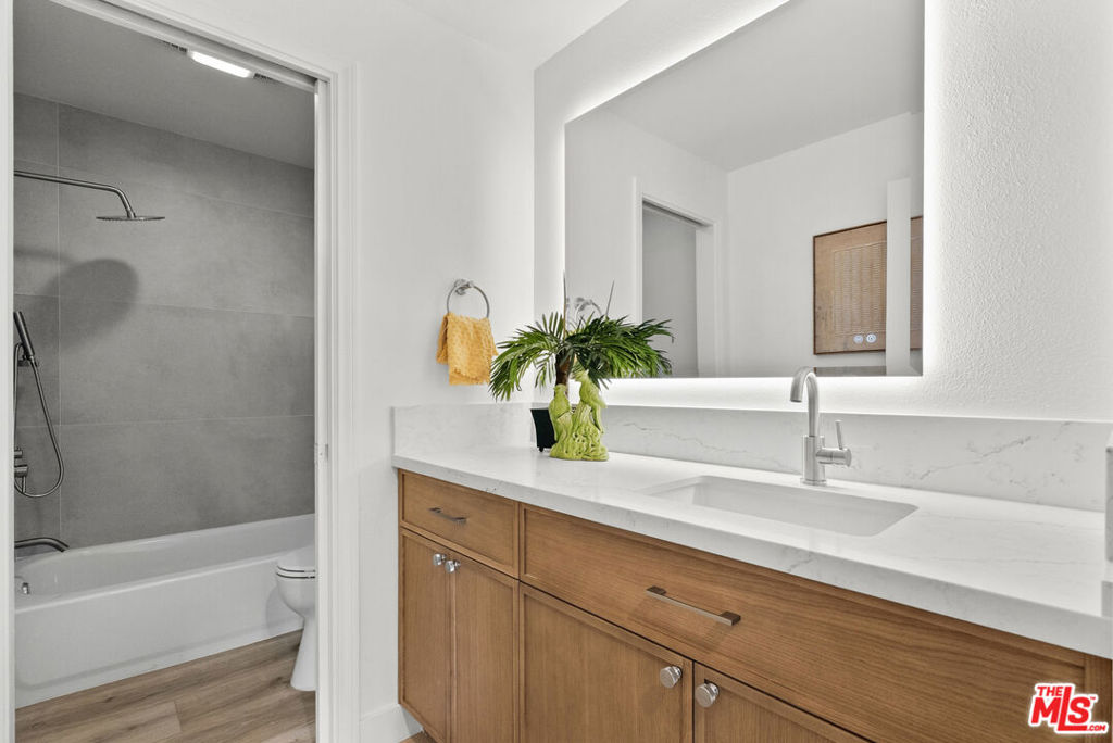 1880 Veteran Avenue 306