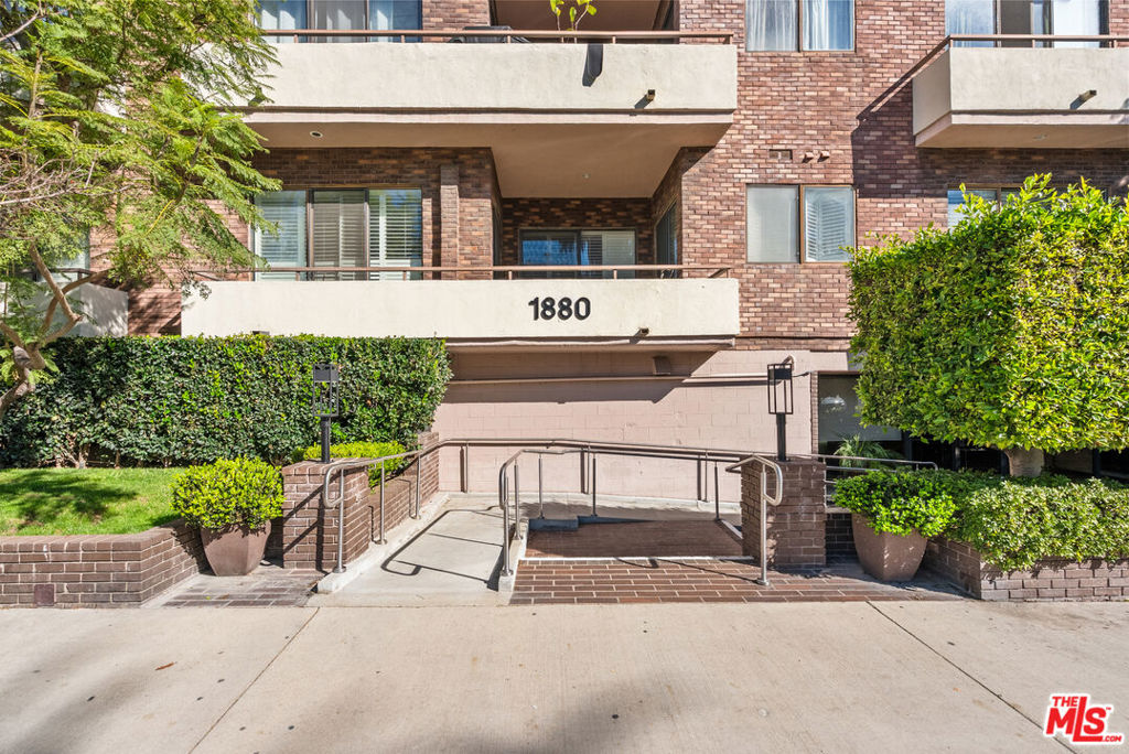 1880 Veteran Avenue 306