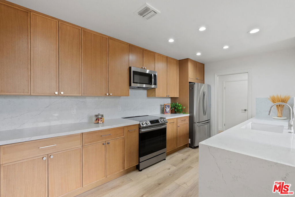 1880 Veteran Avenue 306