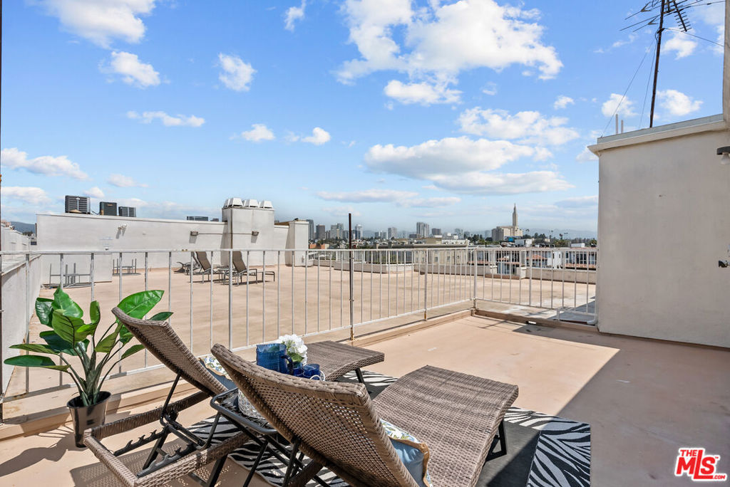 1880 Veteran Avenue 306