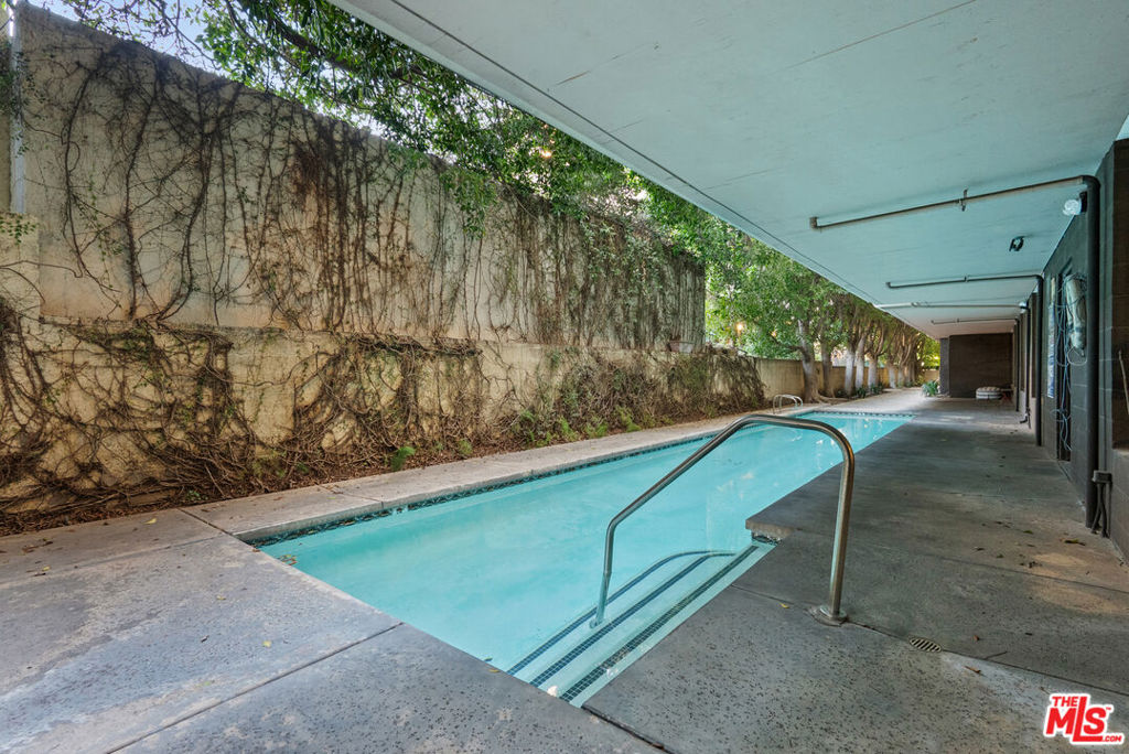 1880 Veteran Avenue 306