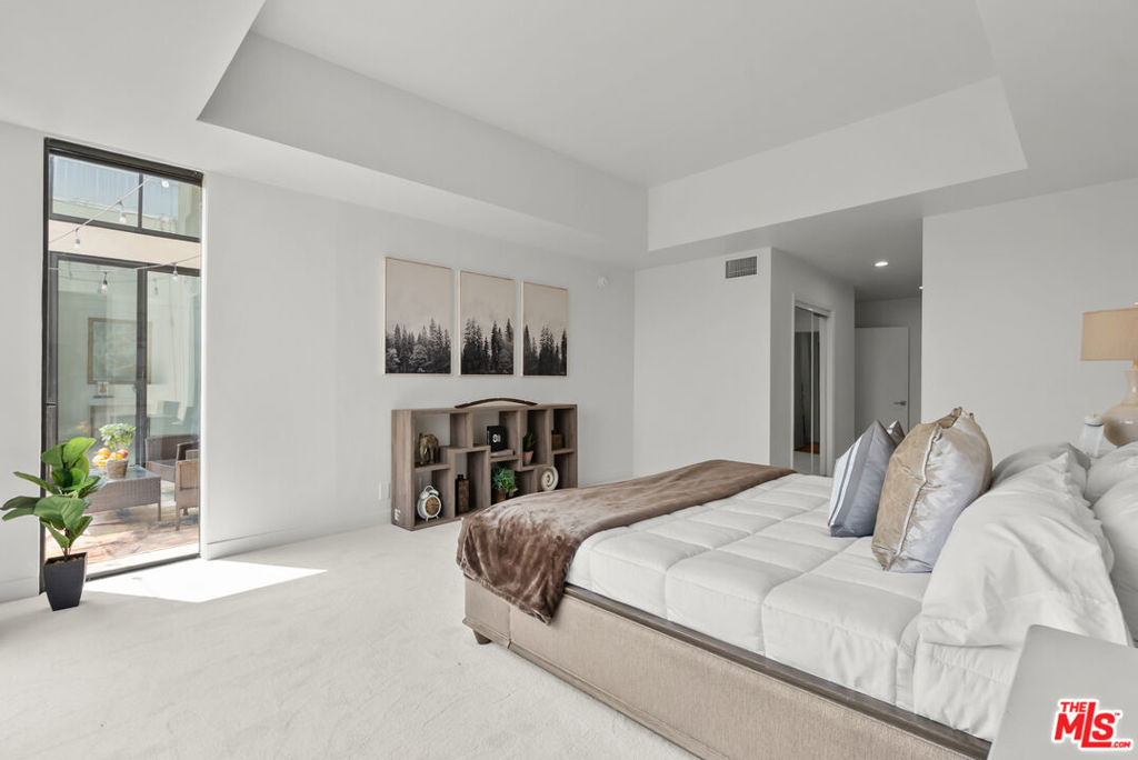 1880 Veteran Avenue 306