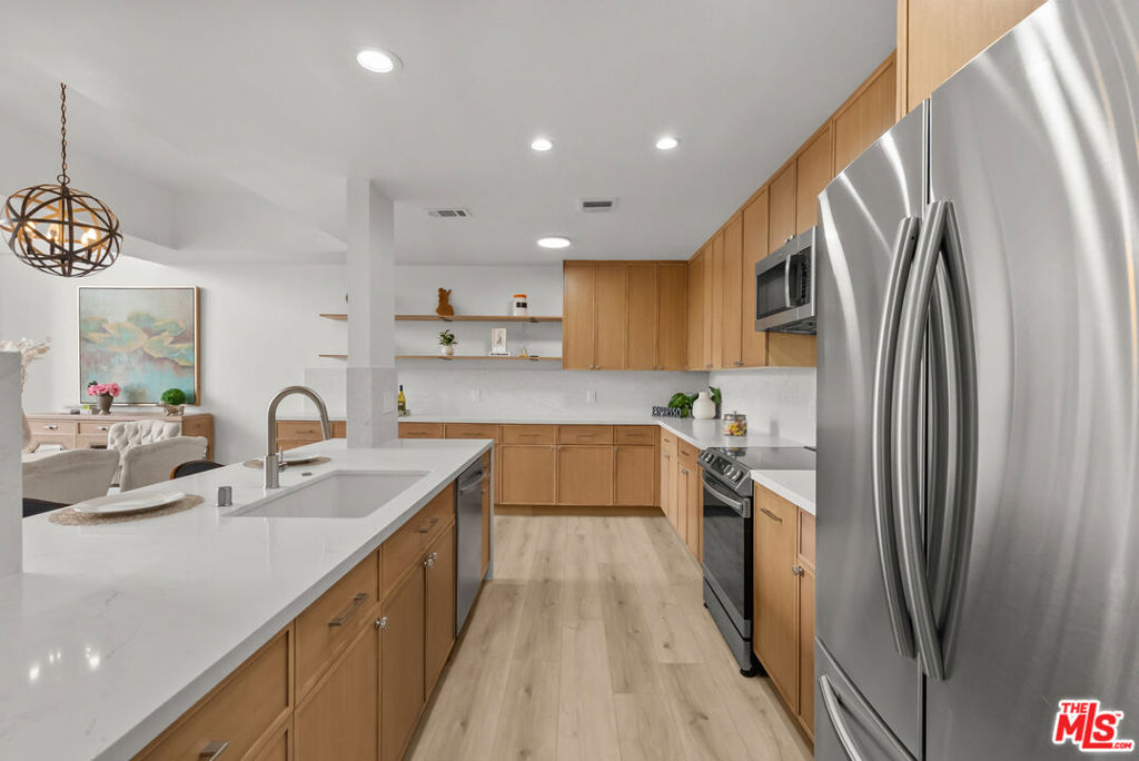 1880 Veteran Avenue 306