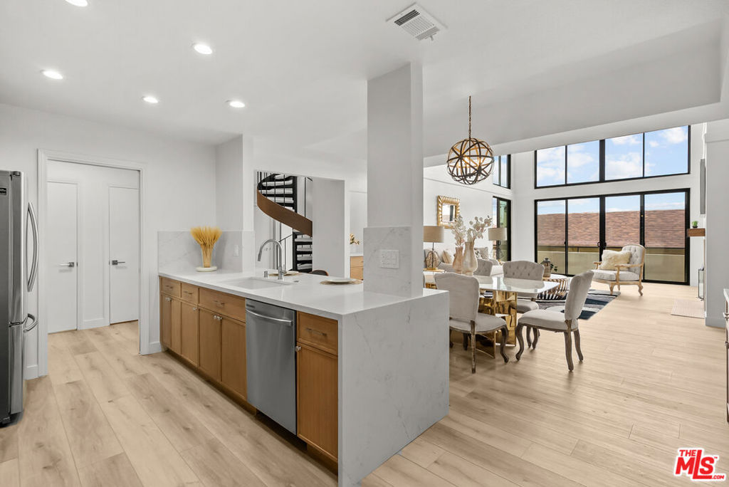 1880 Veteran Avenue 306