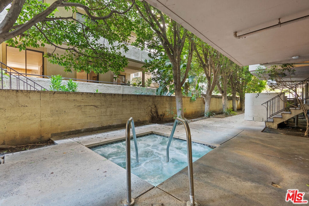 1880 Veteran Avenue 306