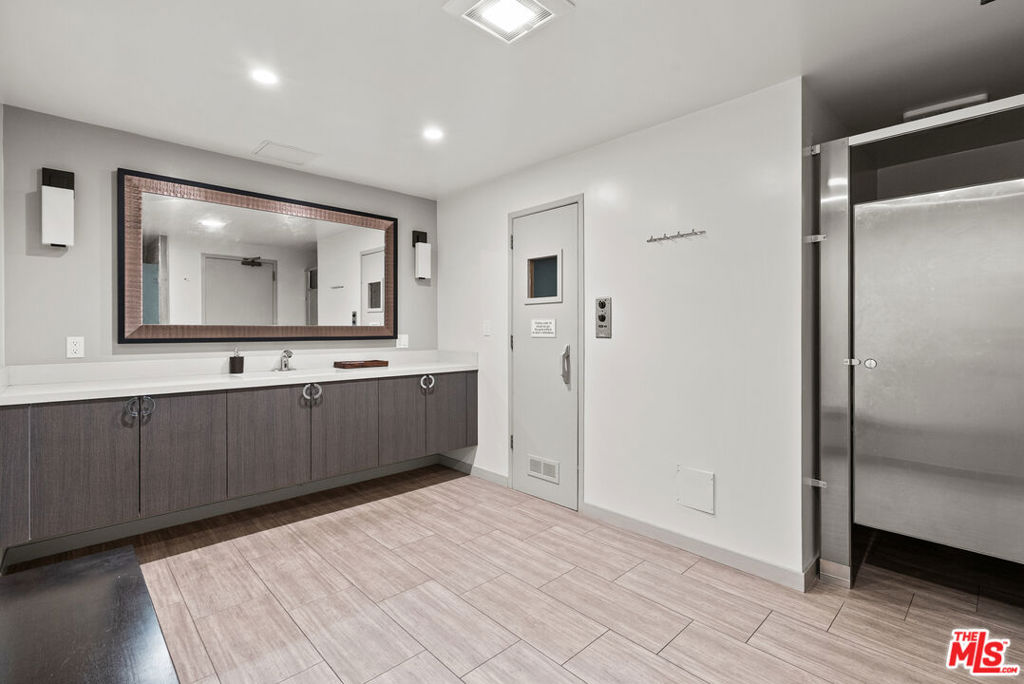 1880 Veteran Avenue 306