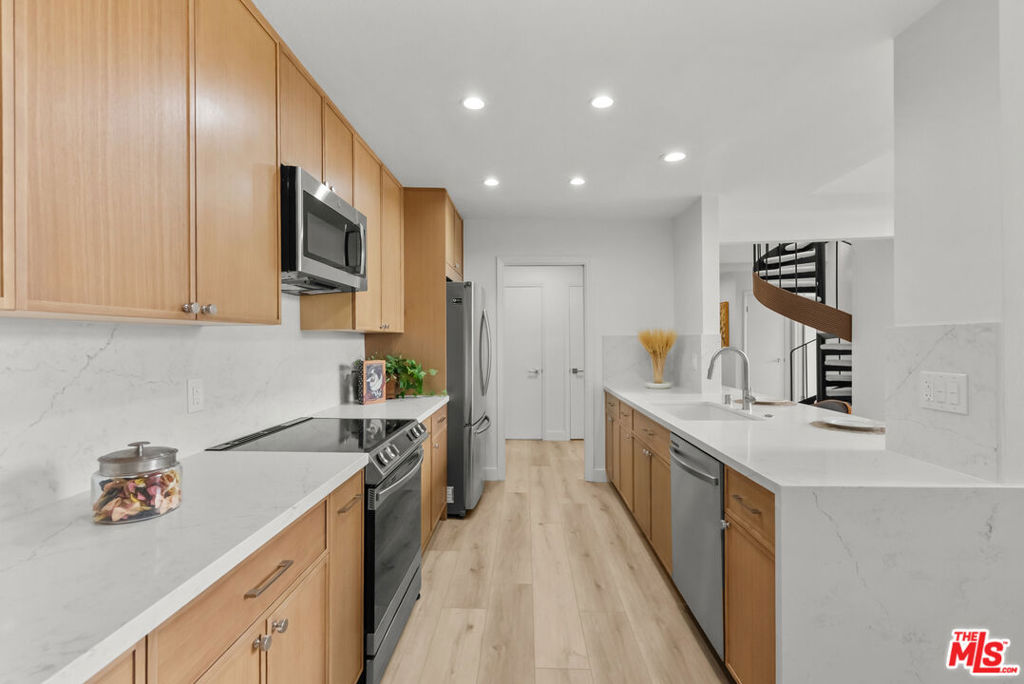 1880 Veteran Avenue 306