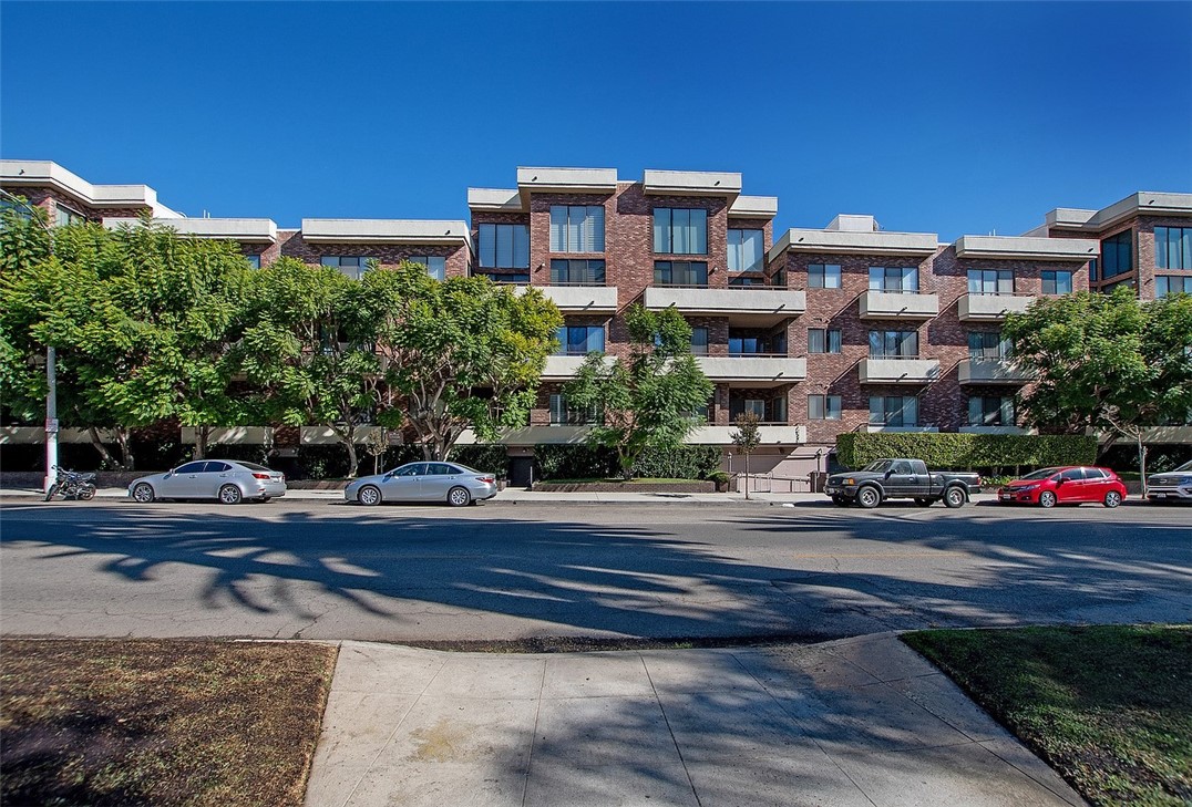 1880 Veteran Avenue 306