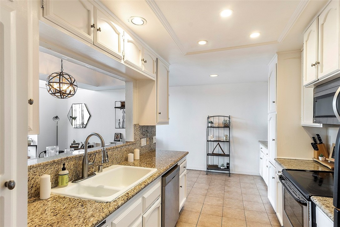 1880 Veteran Avenue 306