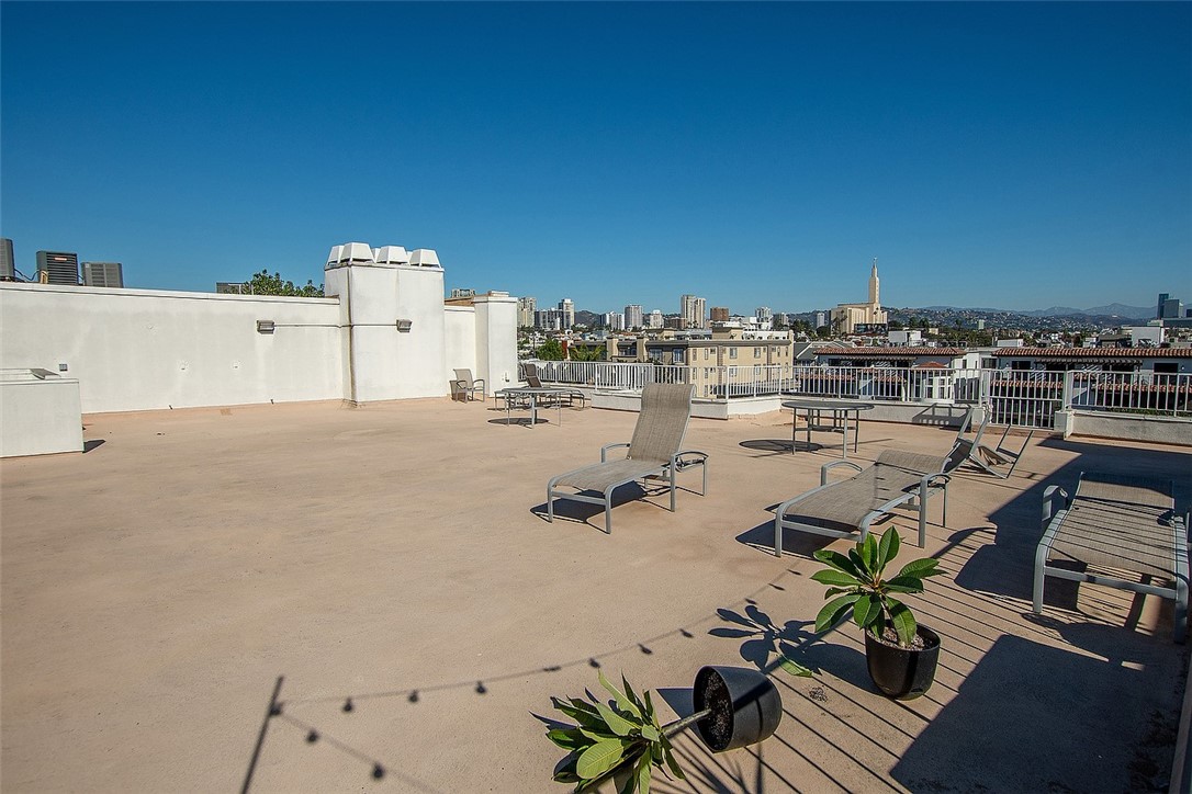 1880 Veteran Avenue 306