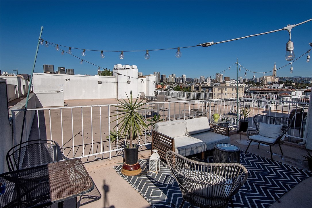 1880 Veteran Avenue 306