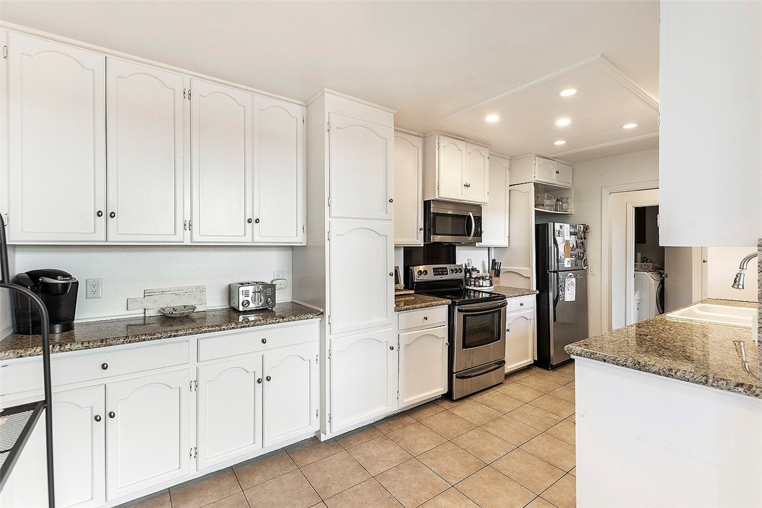 1880 Veteran Avenue 306