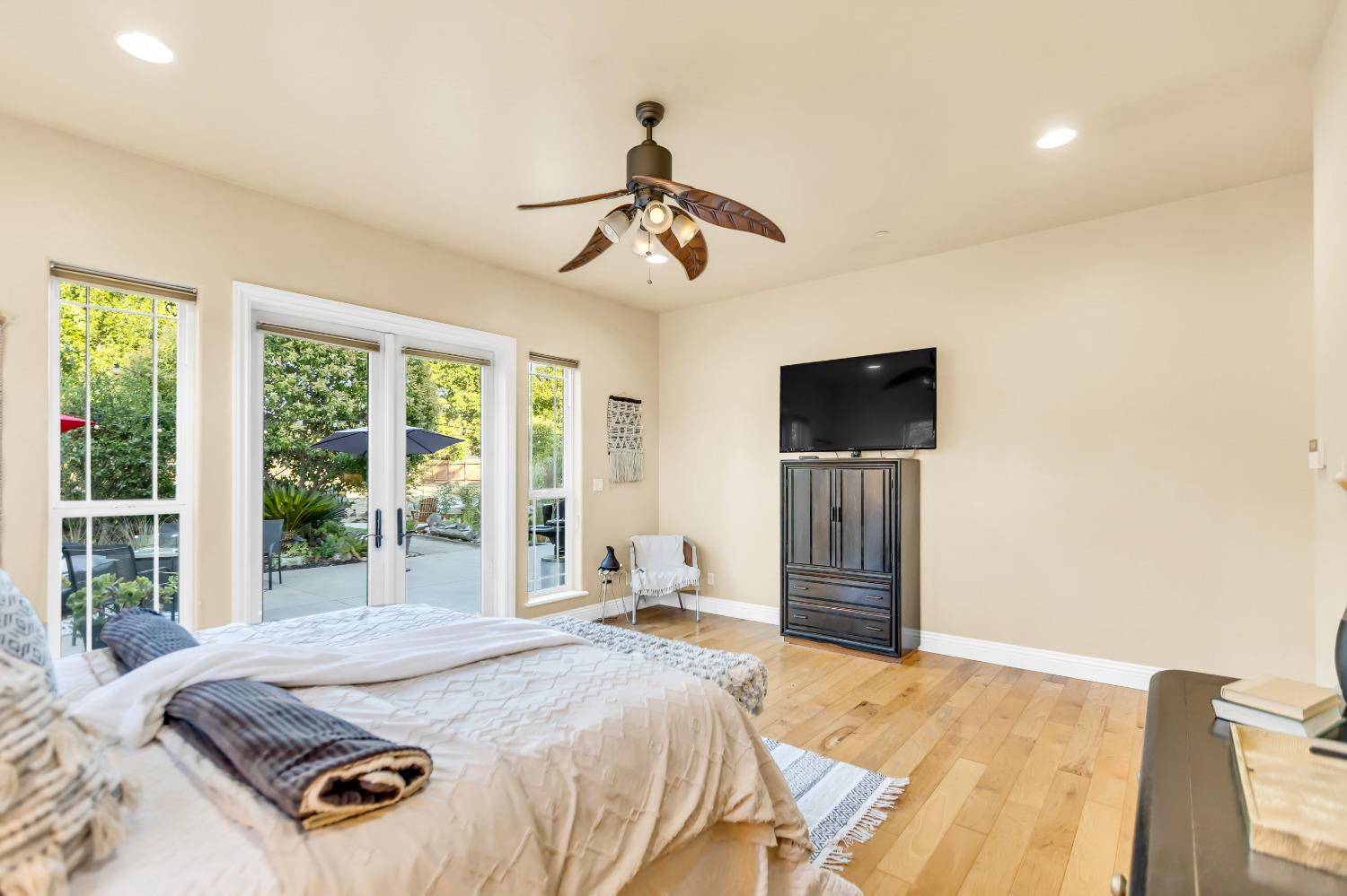 6404 Chestnut Avenue