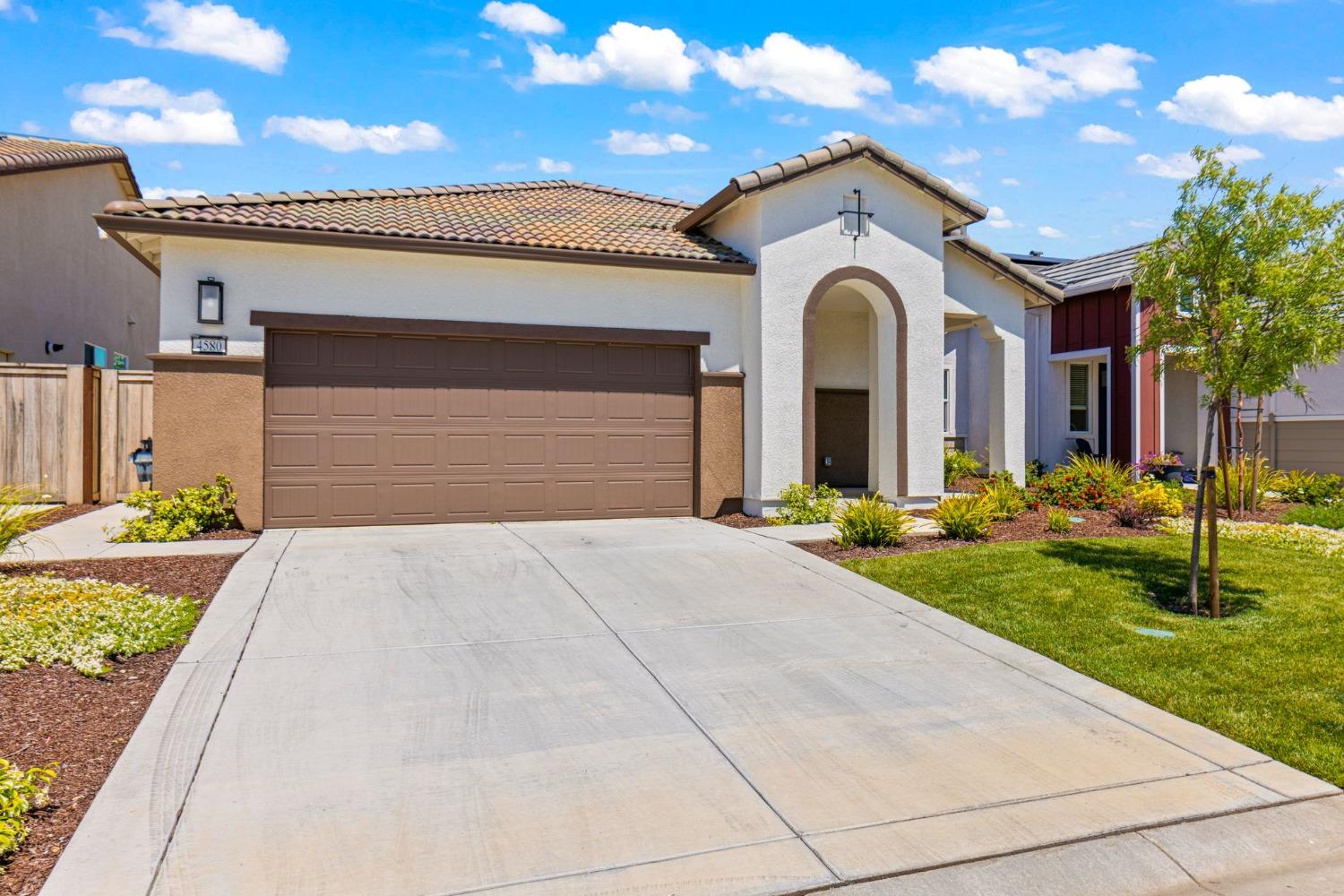 4580 Royal Lily Avenue