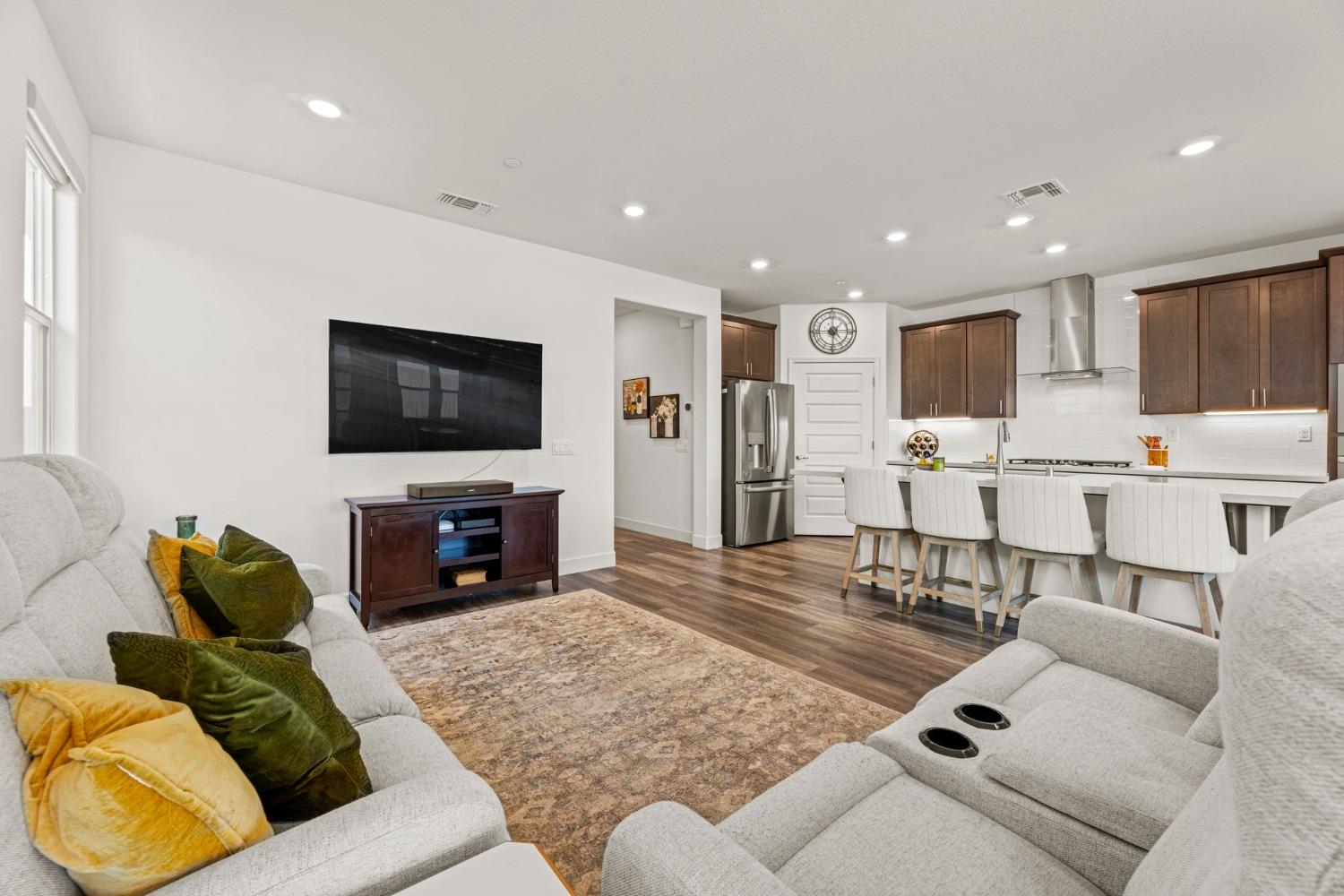 4580 Royal Lily Avenue