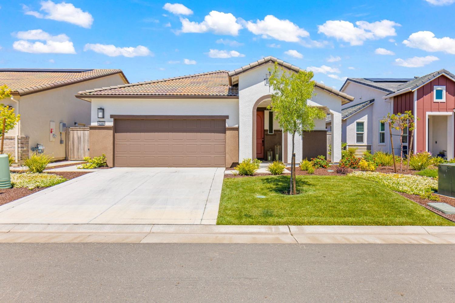 4580 Royal Lily Avenue