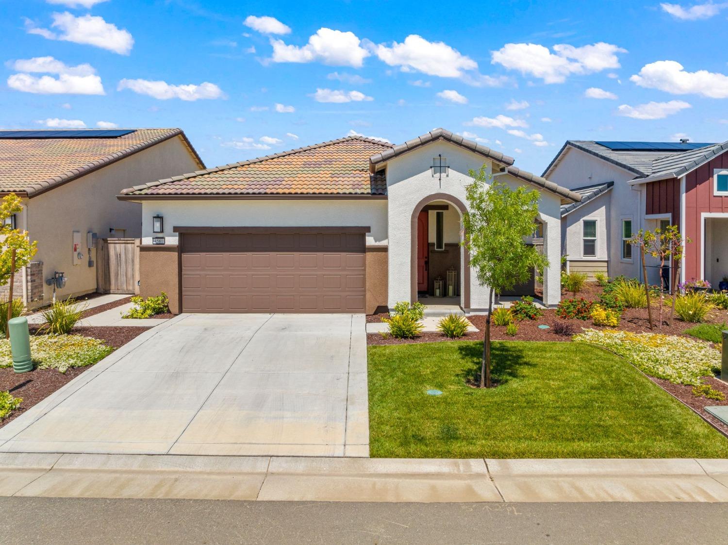 4580 Royal Lily Avenue