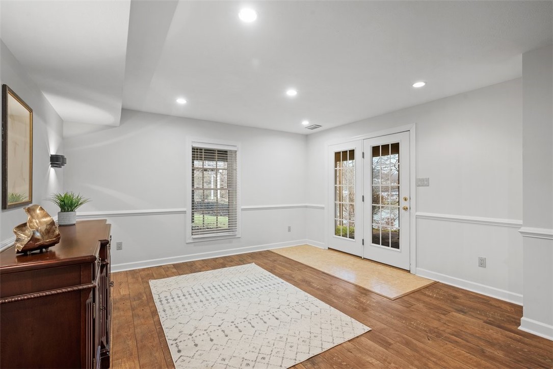1011 Lakeside Dr