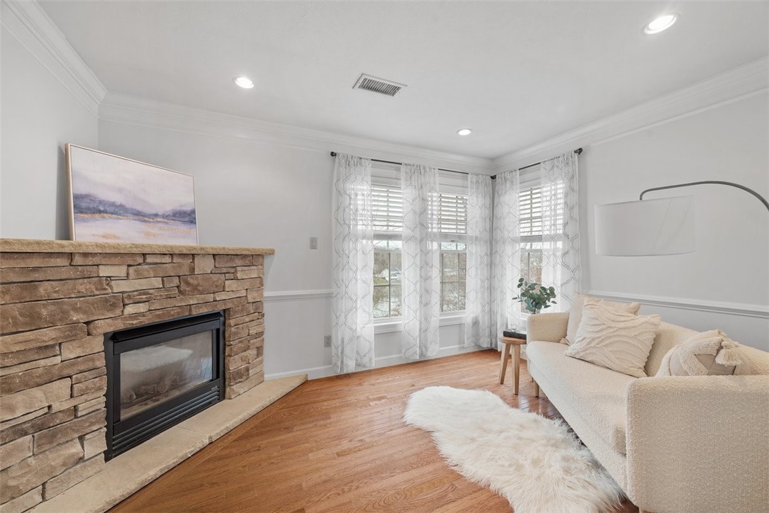 1011 Lakeside Dr