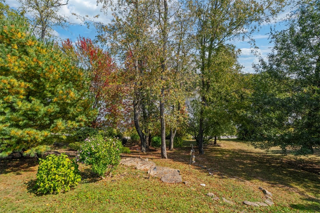 1011 Lakeside Dr