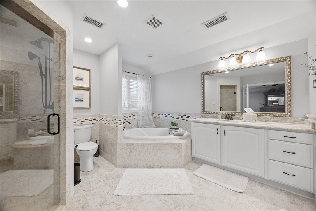 1011 Lakeside Dr