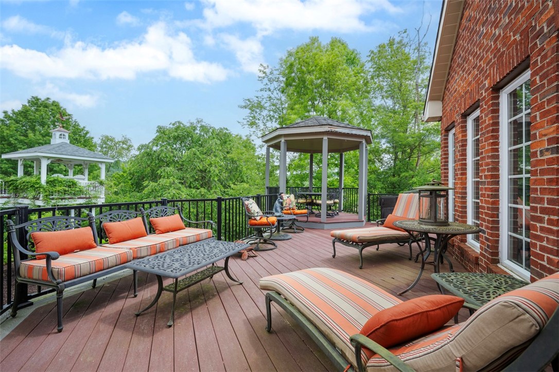 1011 Lakeside Dr