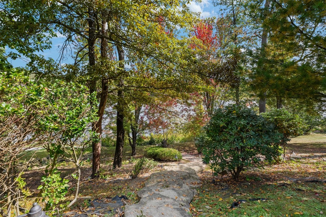 1011 Lakeside Dr