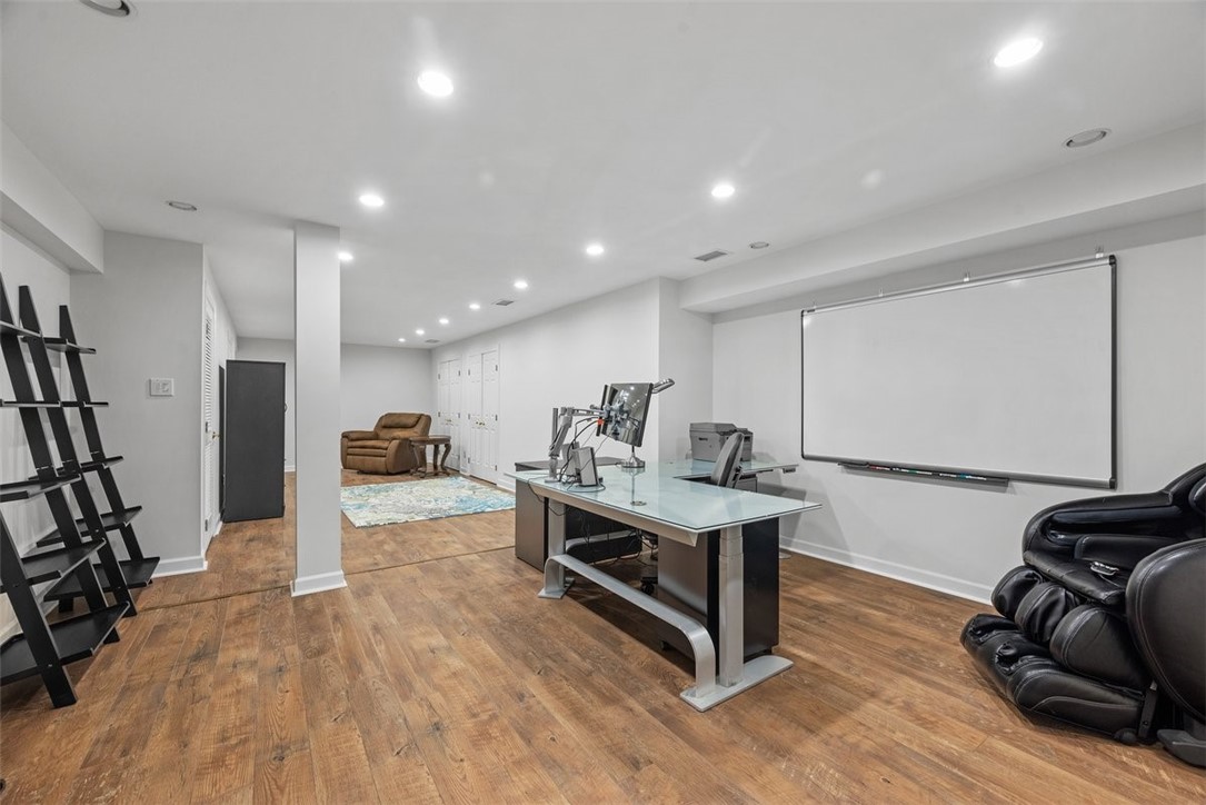 1011 Lakeside Dr