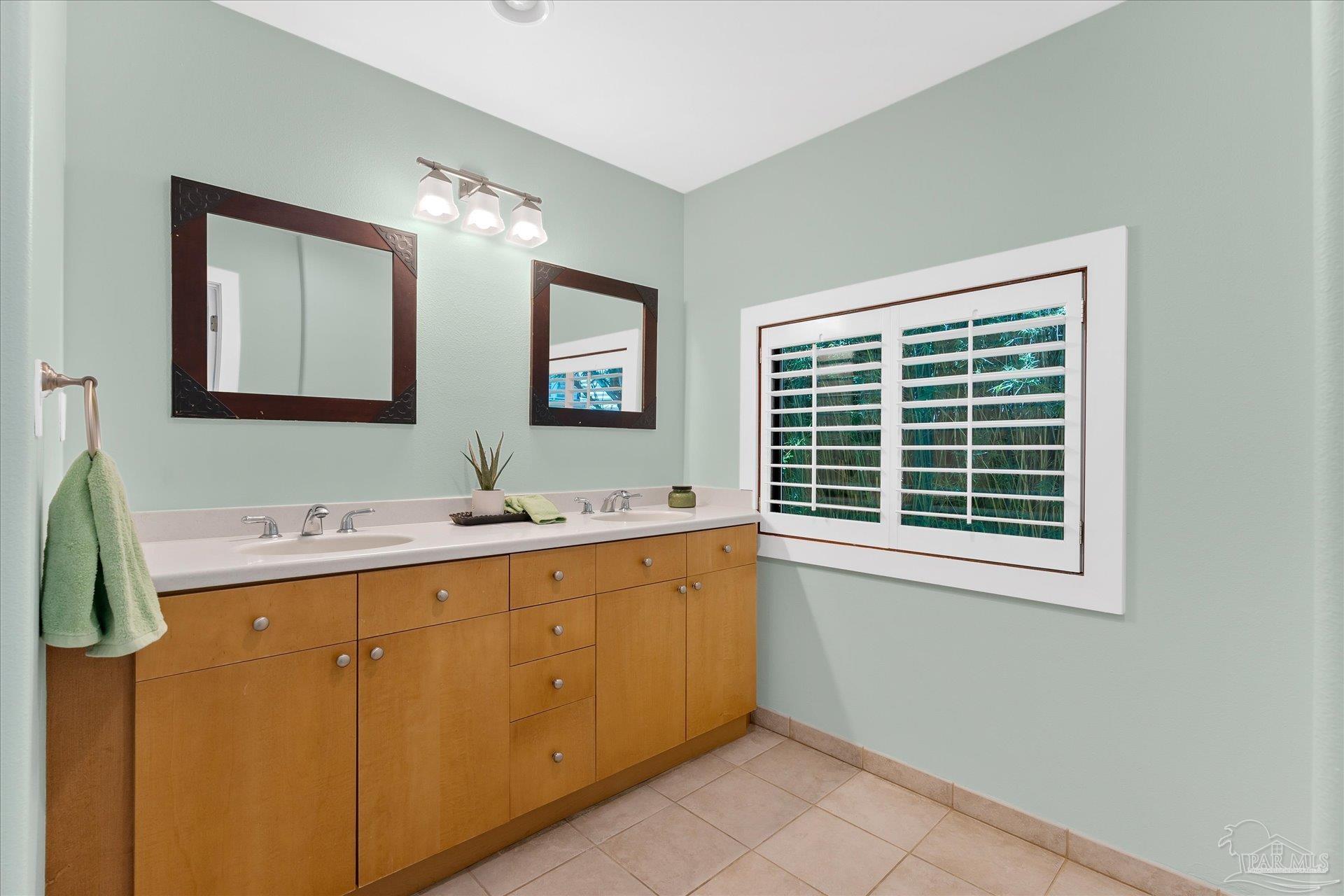 927 Coronado Dr
