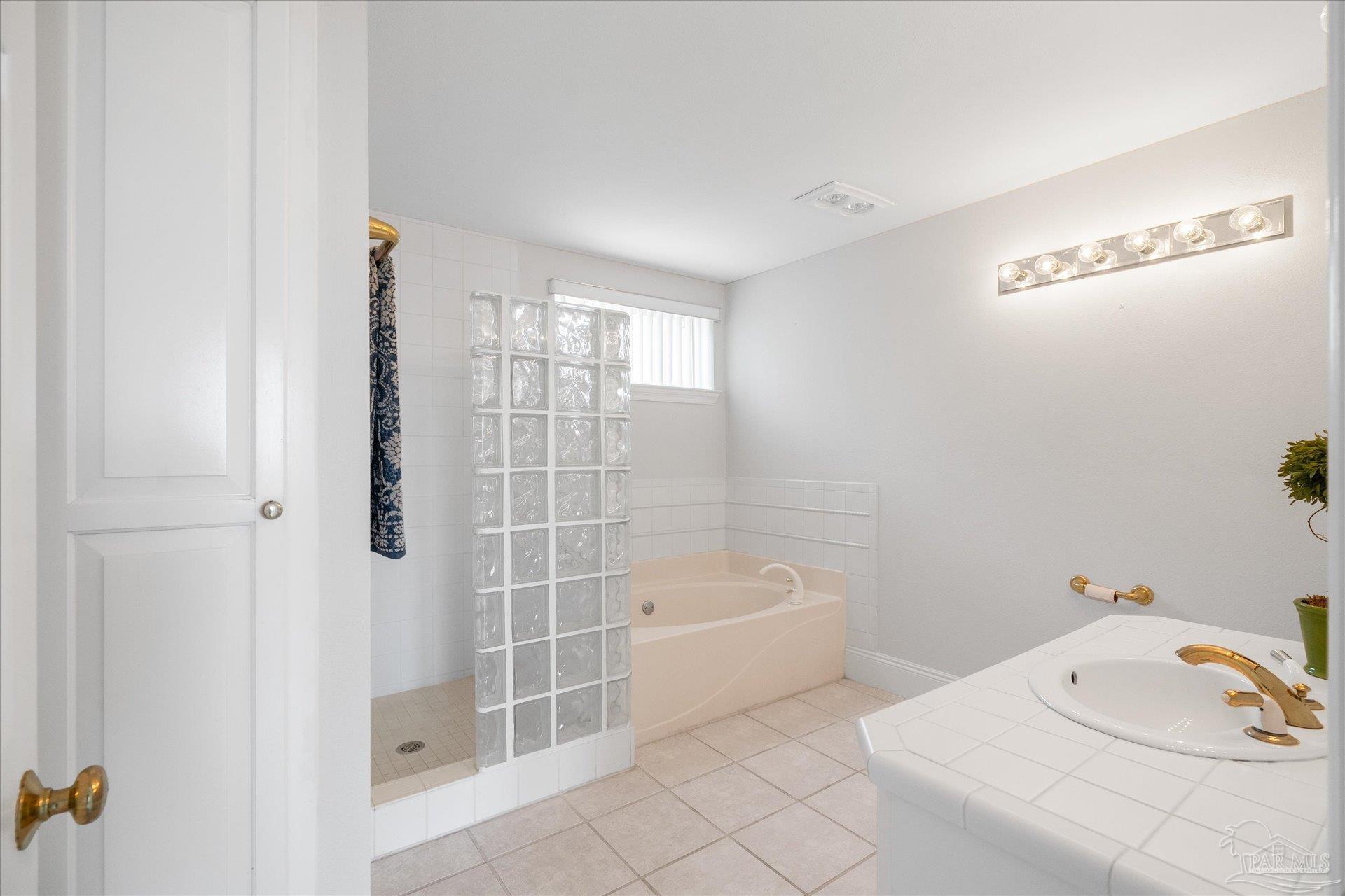 1807 Via Deluna Dr