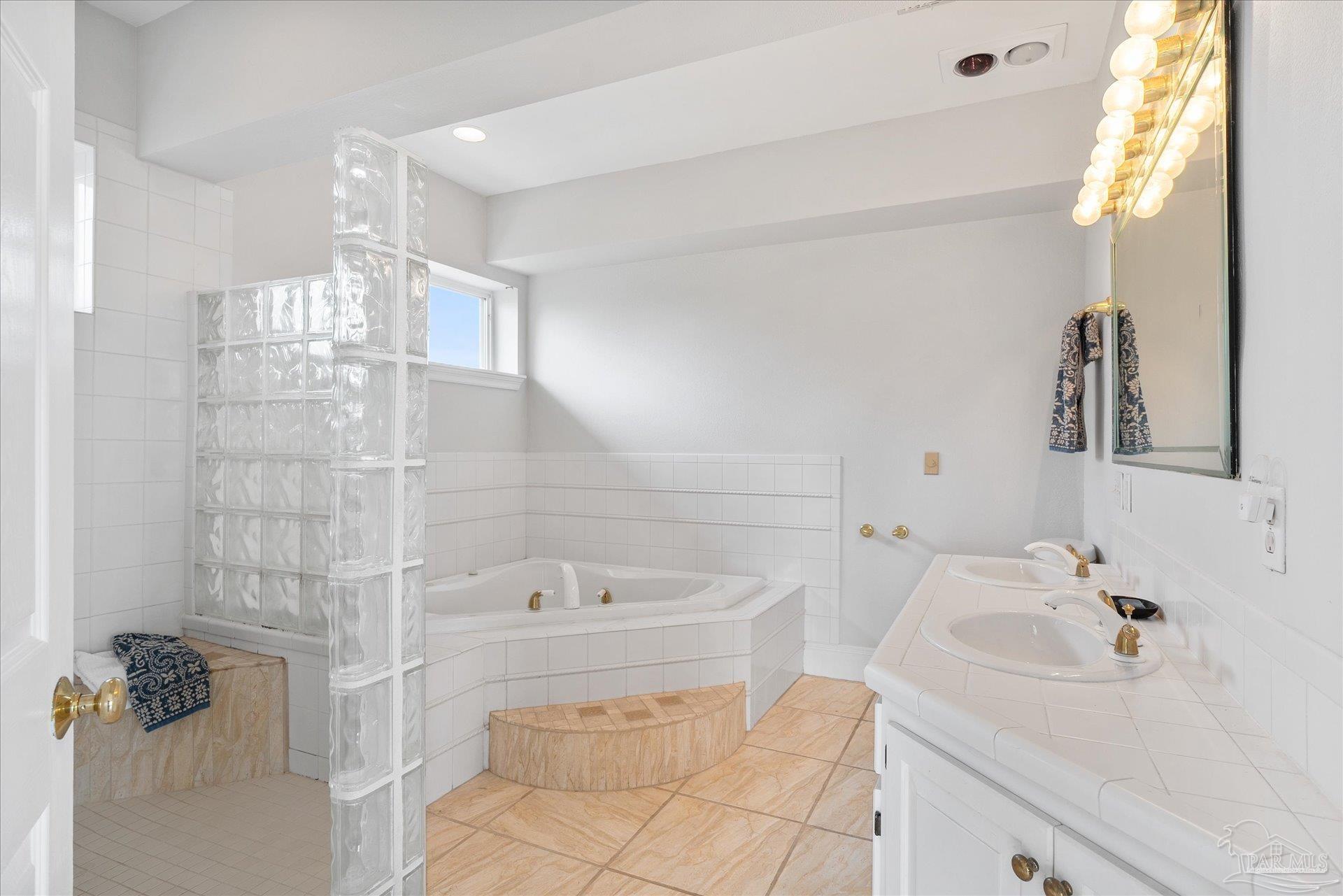 1807 Via Deluna Dr