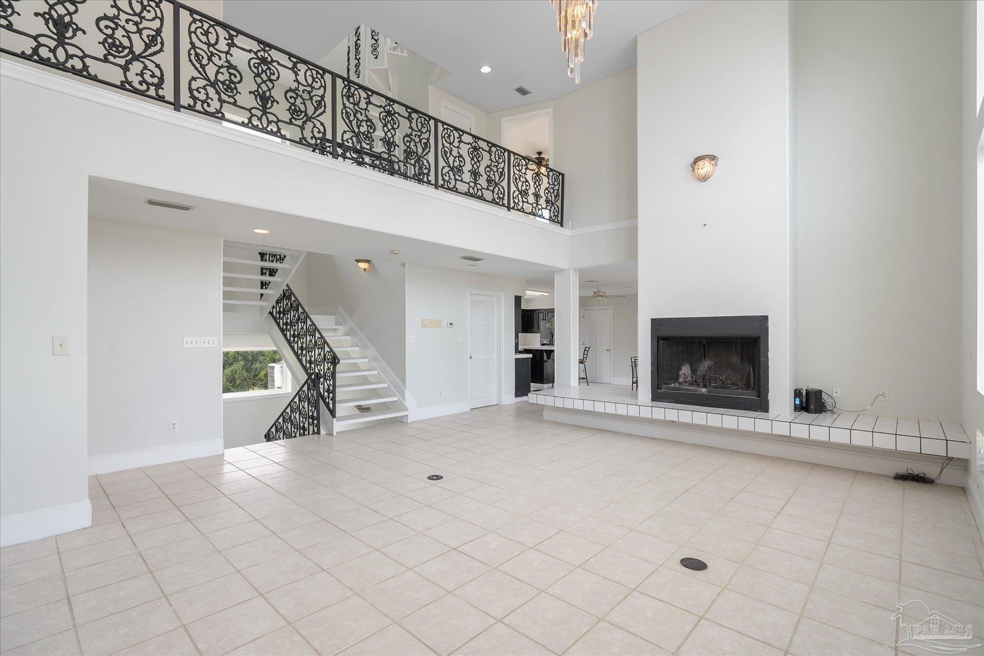 1807 Via Deluna Dr