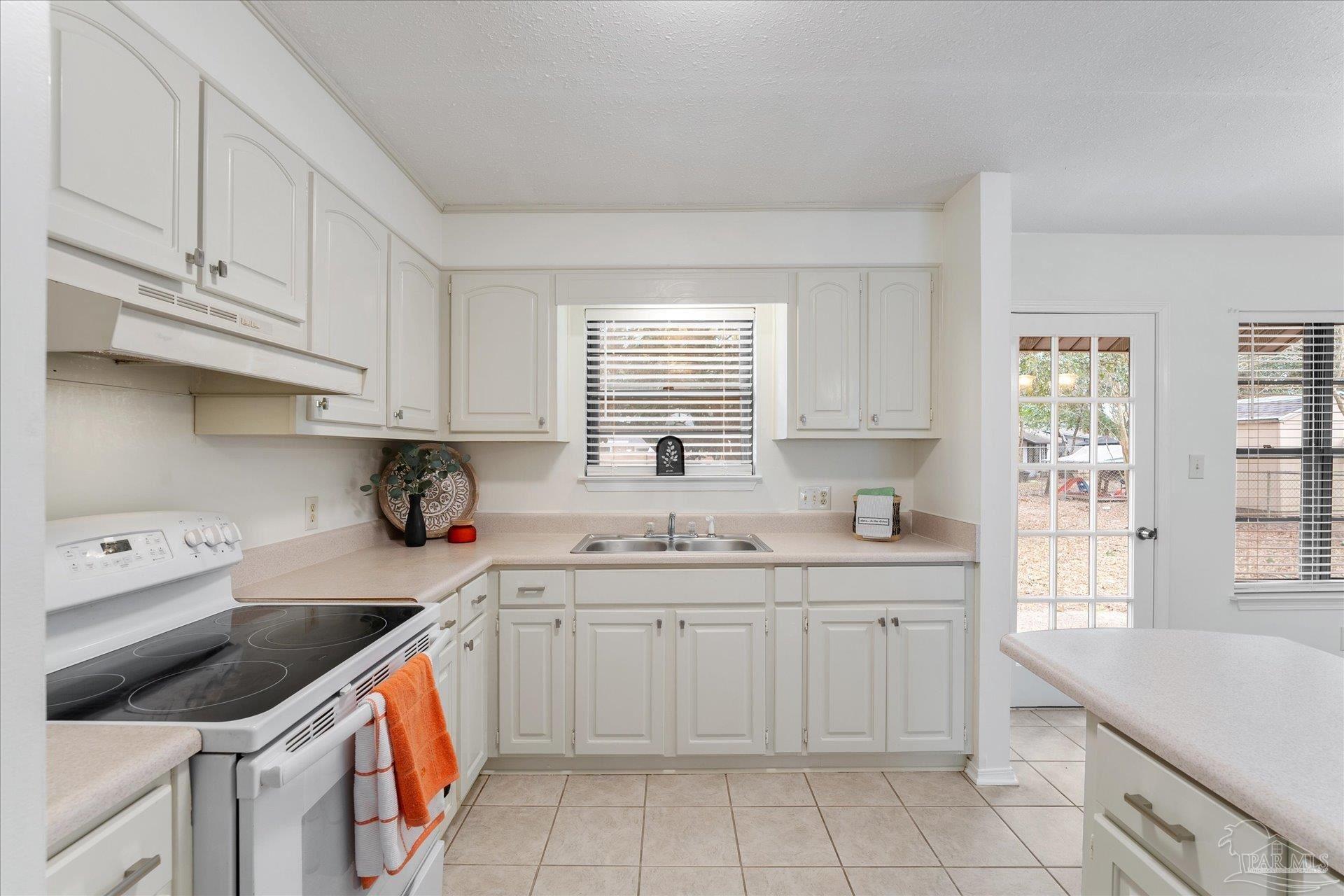 7805 Coronet Ln
