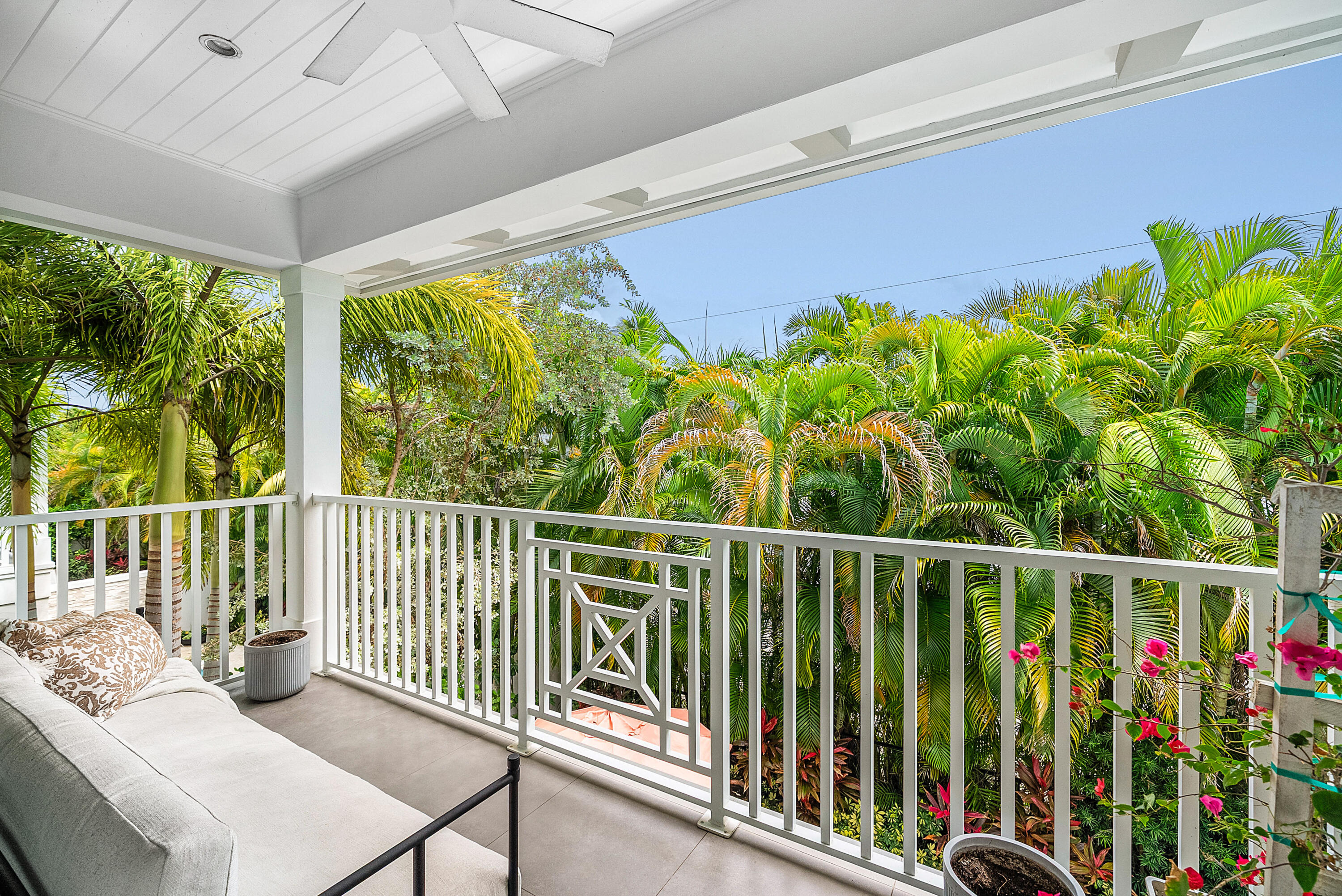 436 NE Wavecrest Way