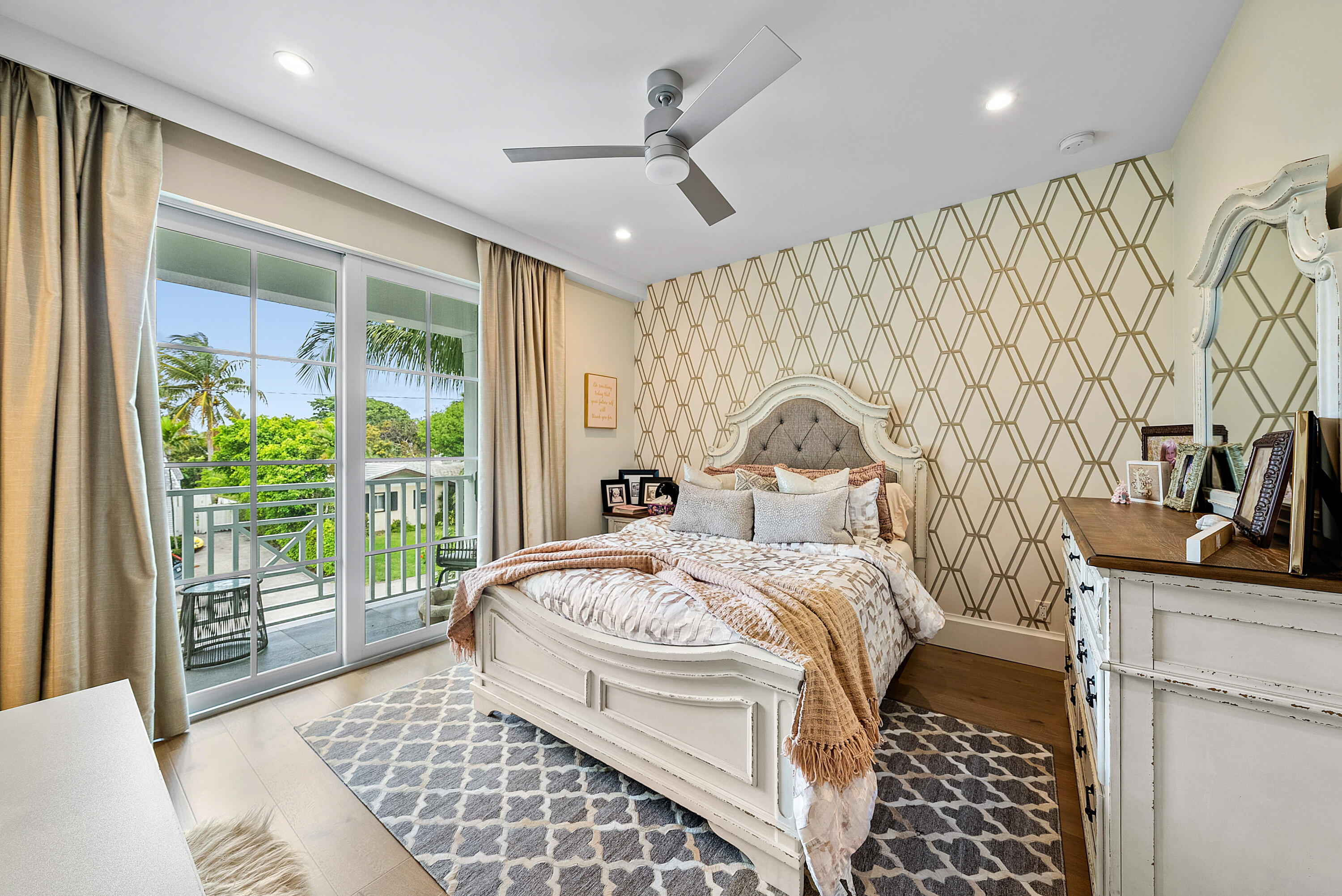 436 NE Wavecrest Way