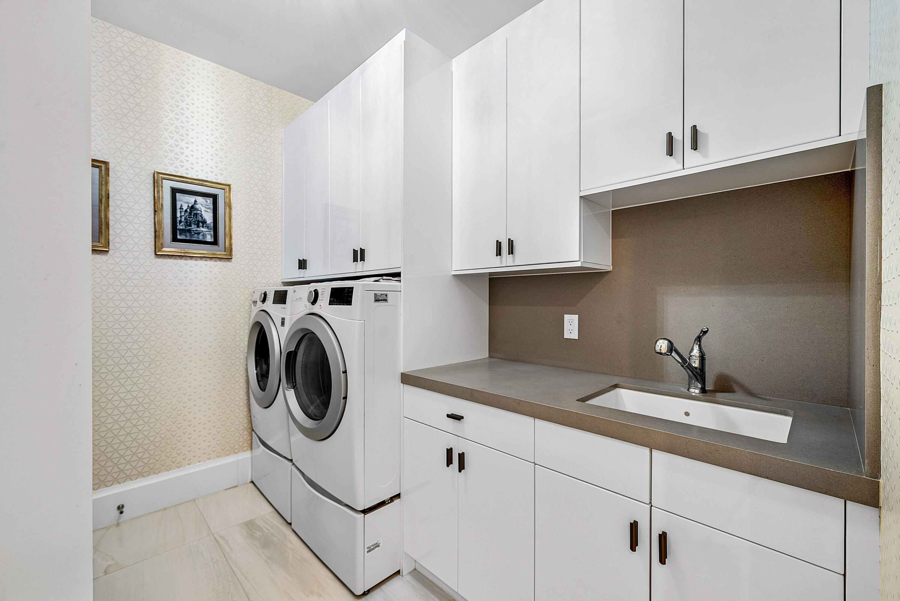 436 NE Wavecrest Way