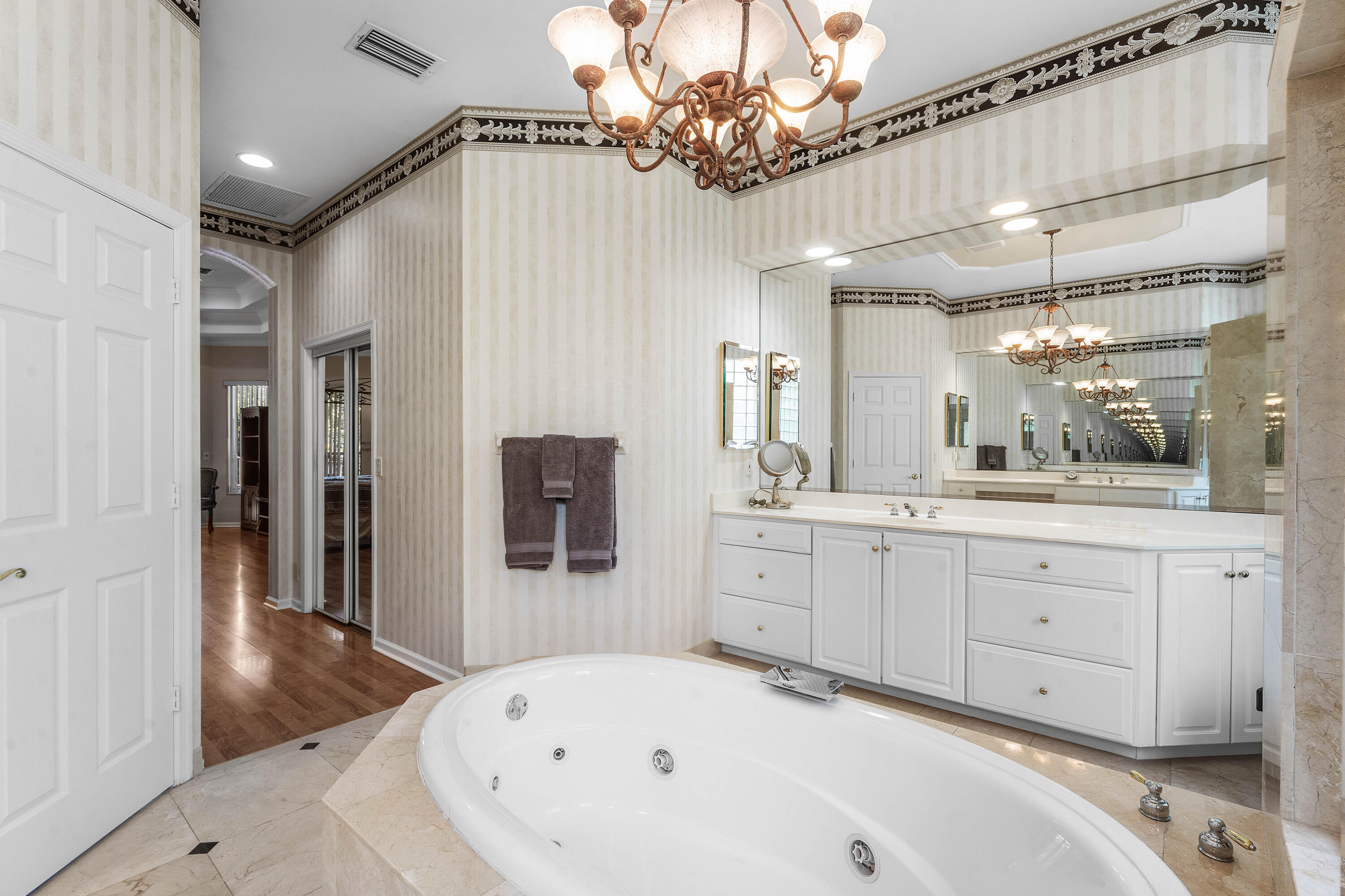 911 Forest Glen Lane
