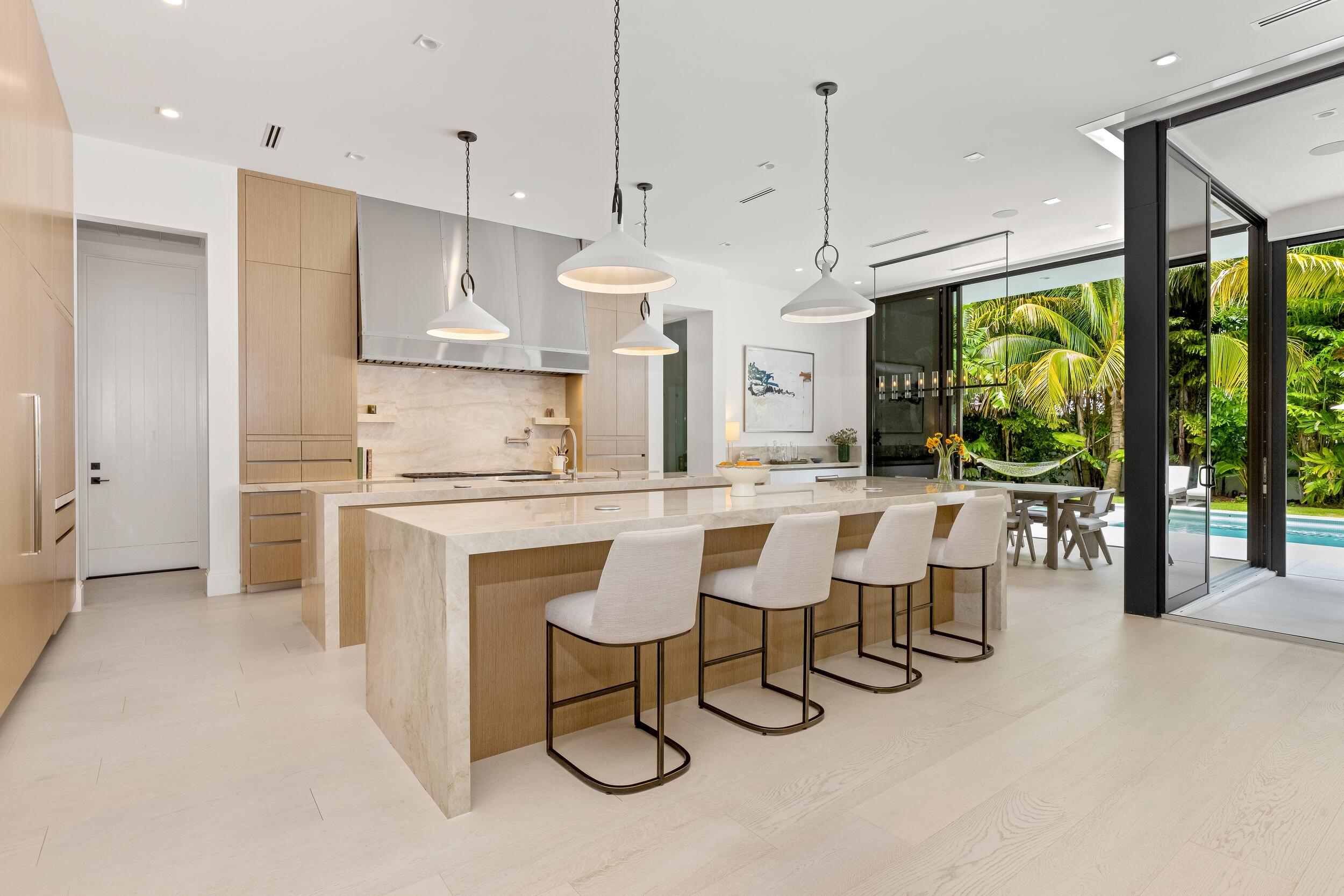 735 W Fern Drive