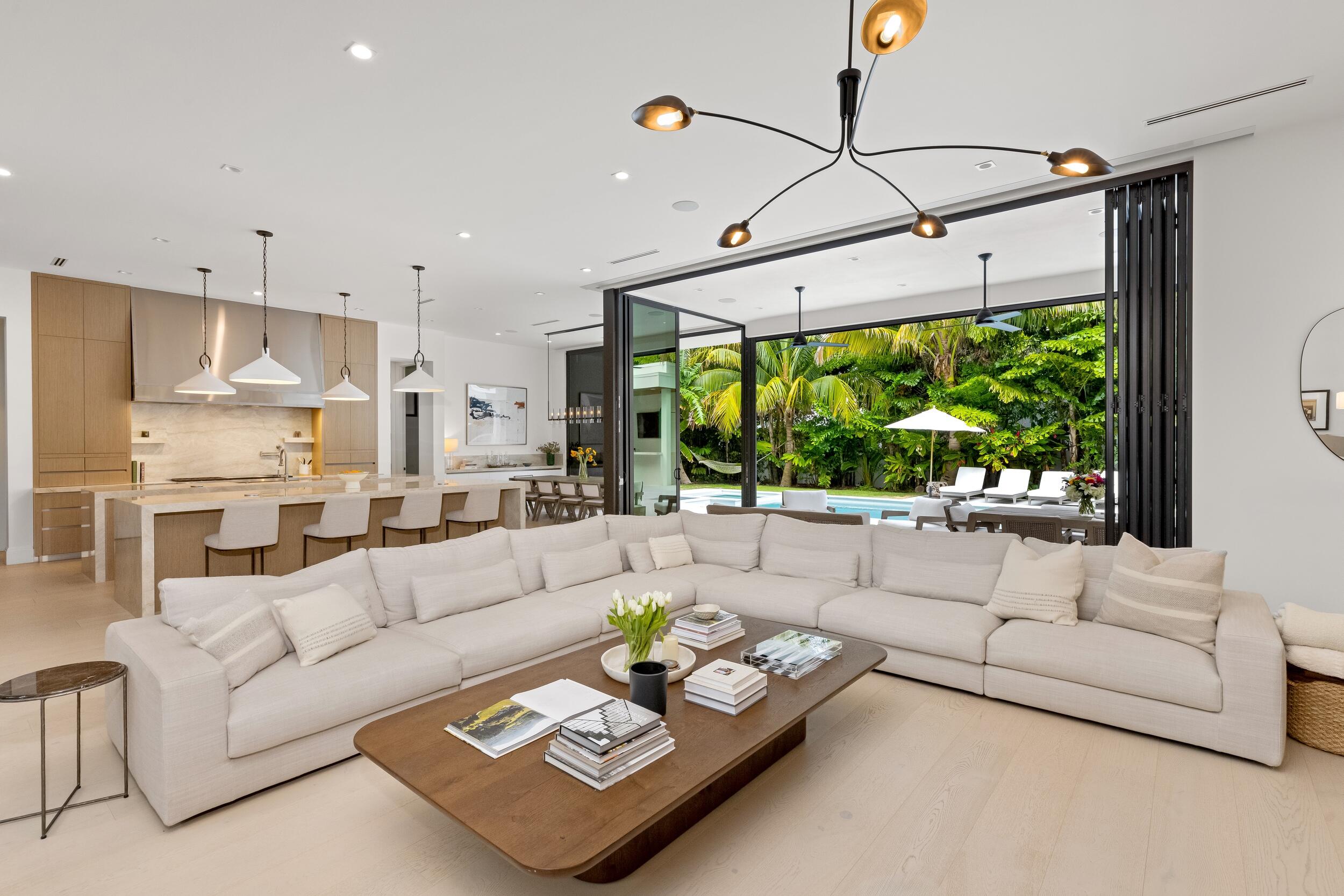 735 W Fern Drive