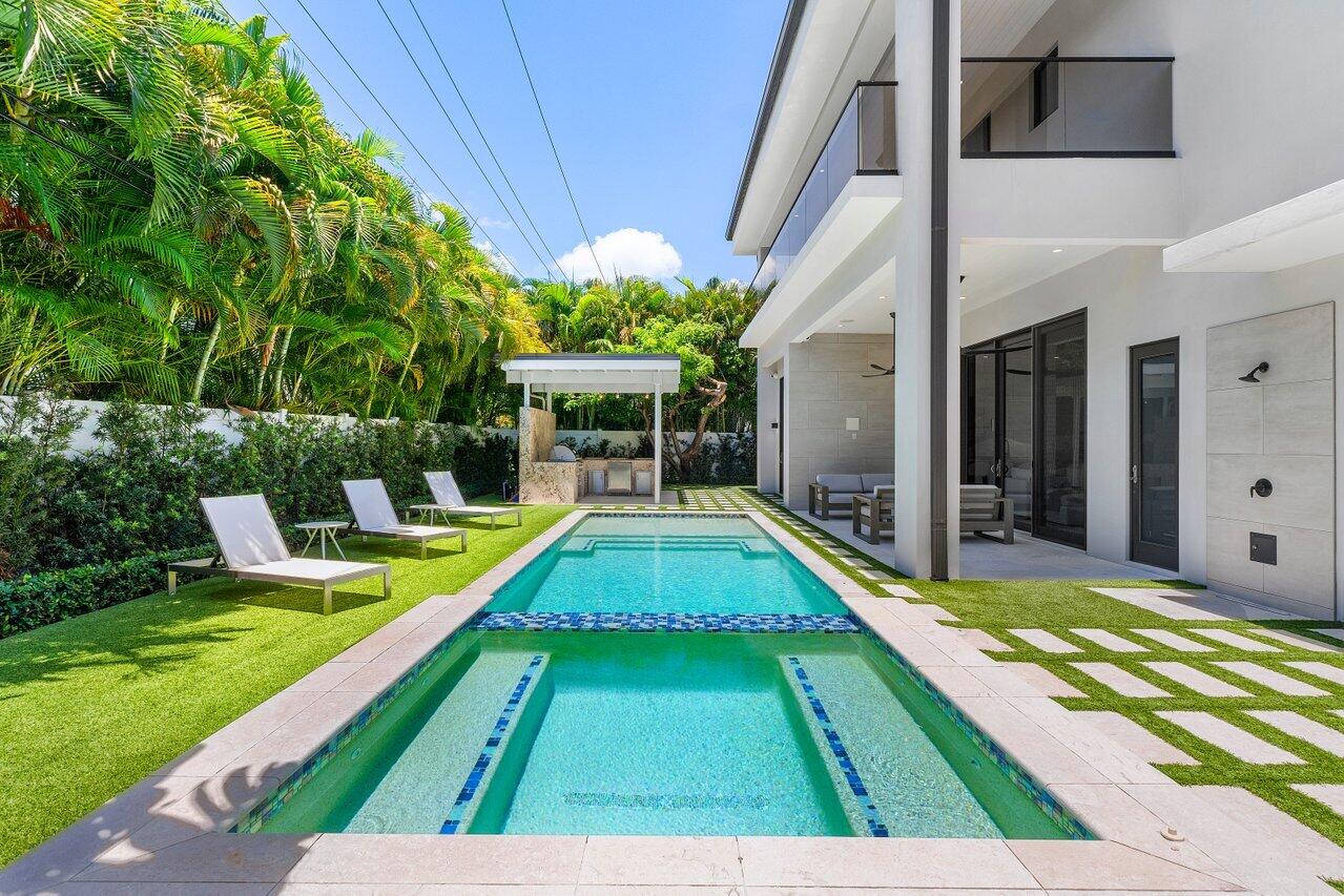464 NE 7th Street