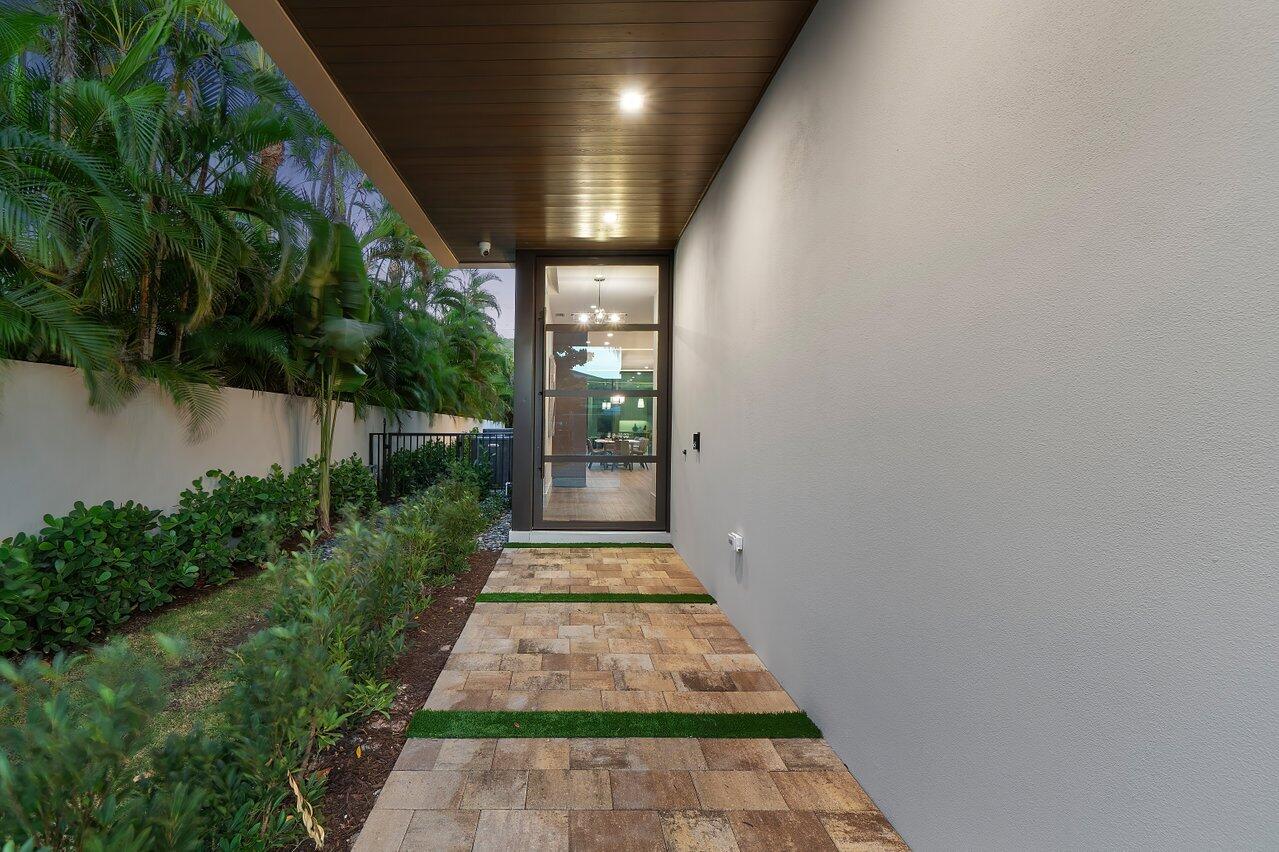 142 NE Wavecrest Way